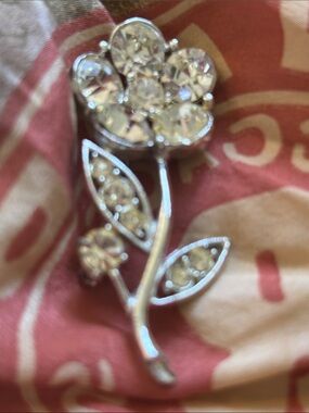 Vintage rare Crystal Flower Brooch Pin - Silver Tone Clear Rhinestones